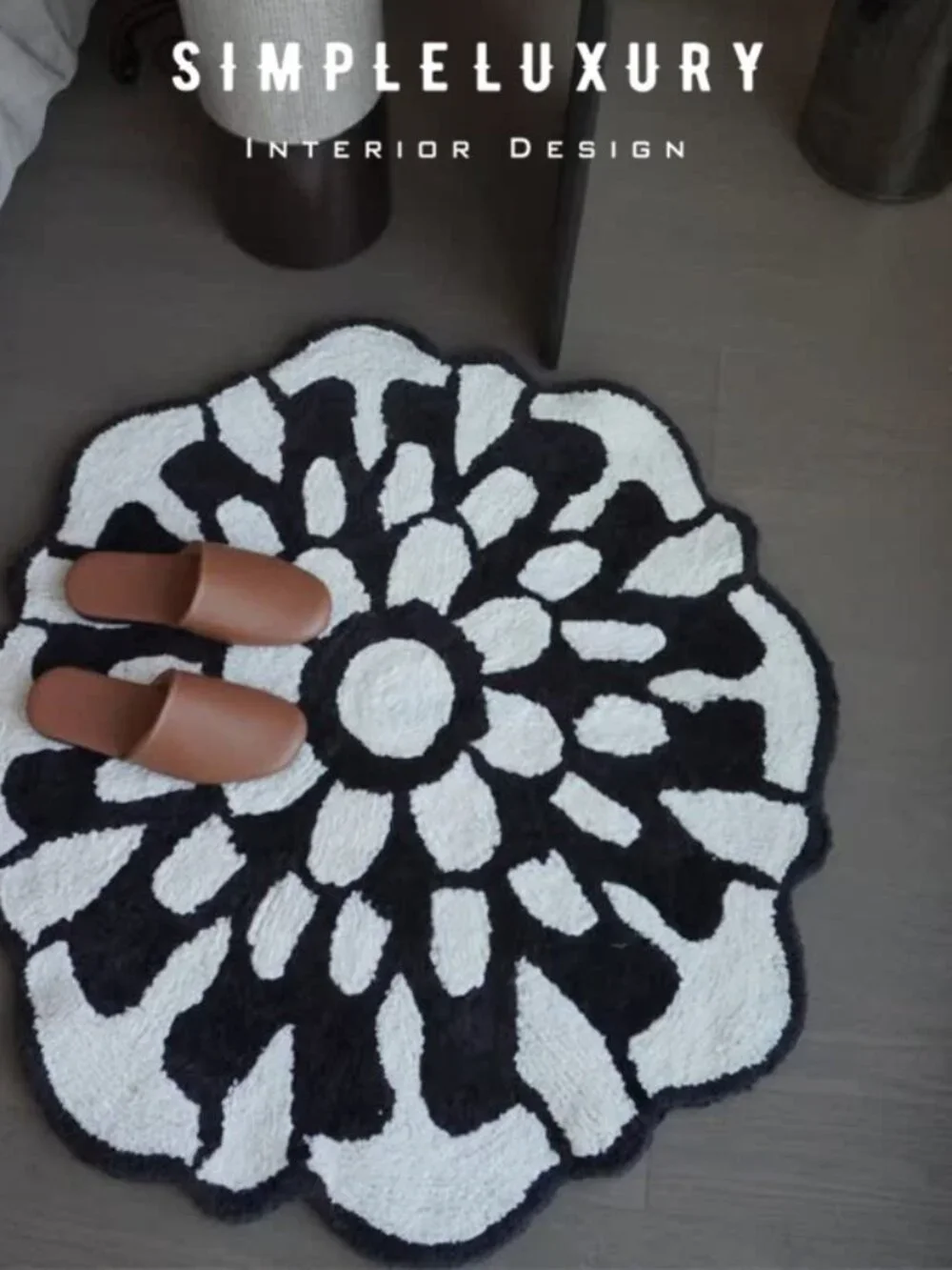 Discontinued Brand New MISSONI HOME Black And White Floral Bath Rug Dia 31